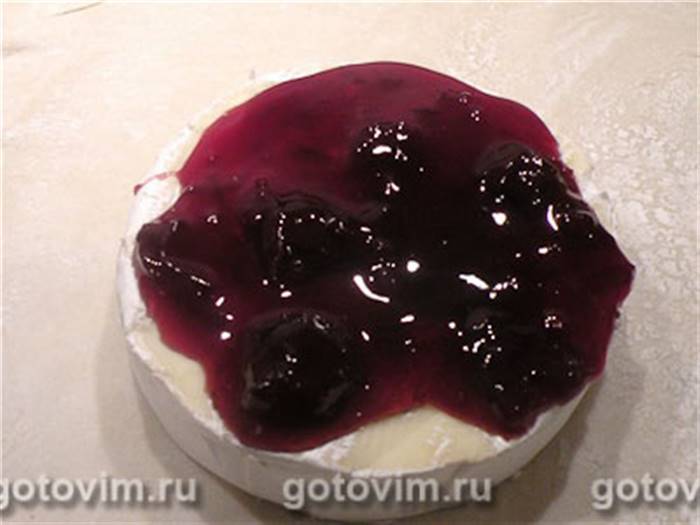 Брі, запечений з ожиною, Крок 02